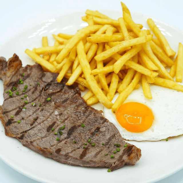 Combinado de ternera con huevo, patatas y pimientos.